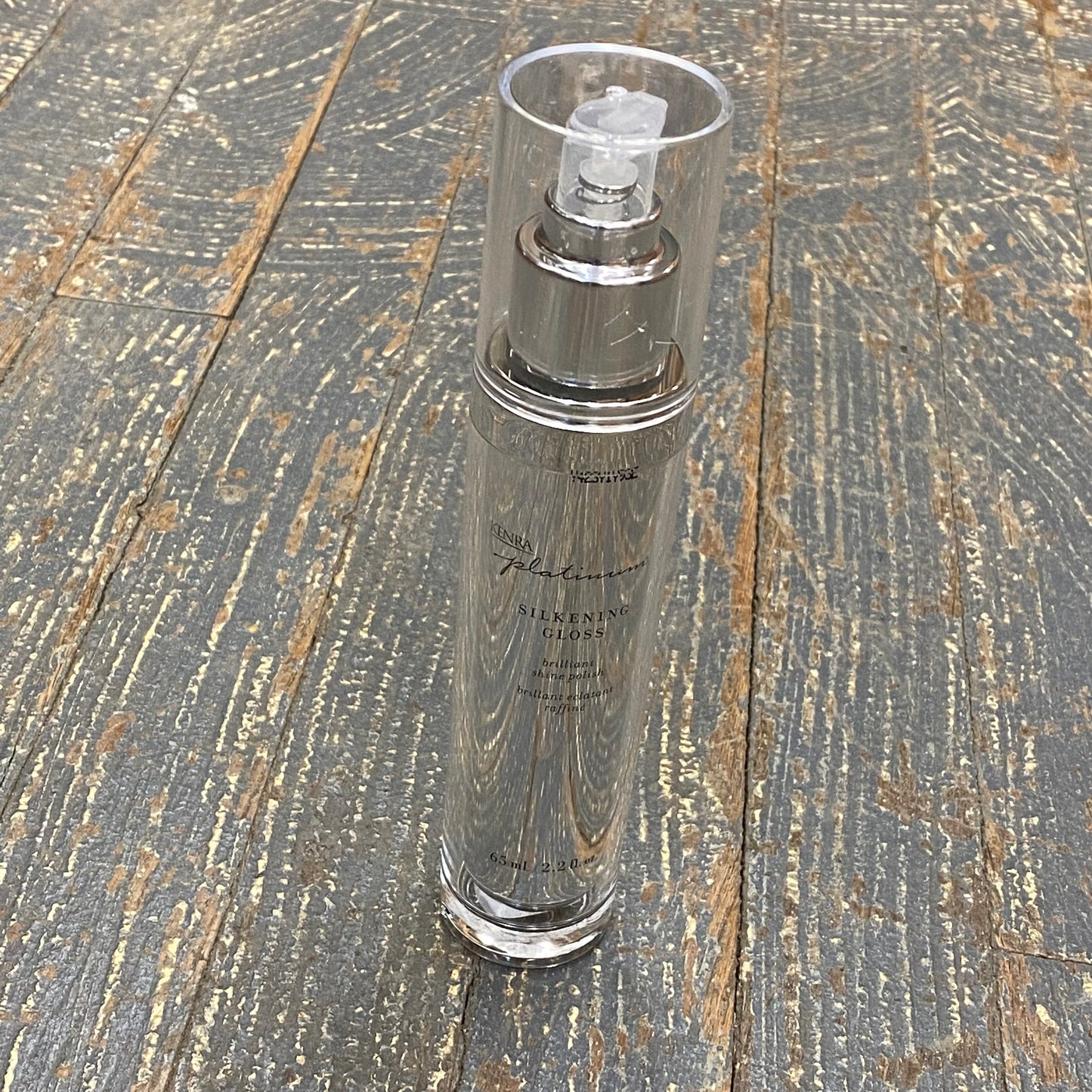 Kenra Platinum Silkening Gloss is a lightweight shine enhancing formula for silky, lustrous hair and skin. Benefits Tames frizz & smooths flyaways Protects against humidity