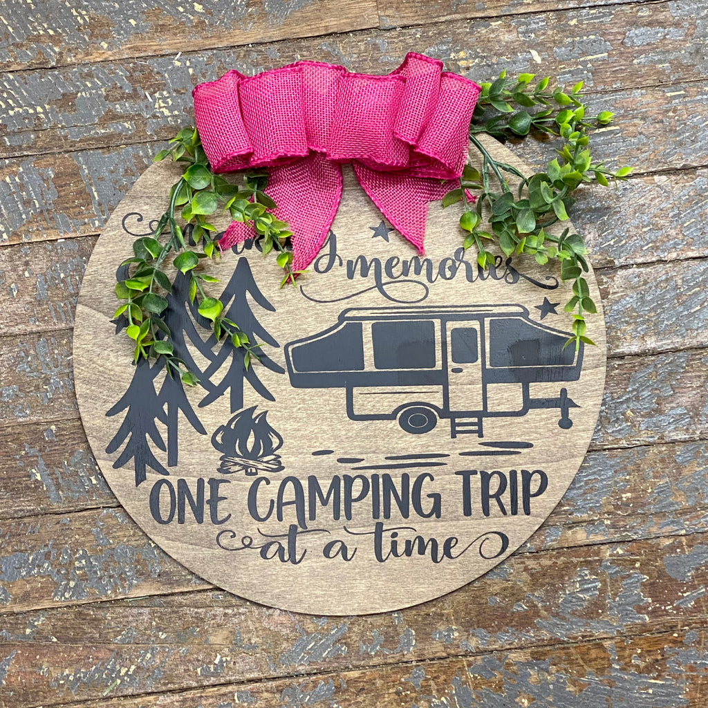 Making Memories Campsite Pop Up Camper Round Wall Sign Door Wreath